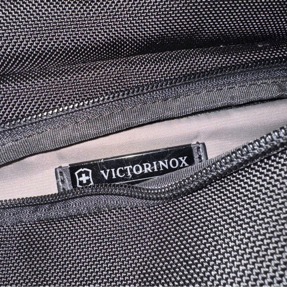 Victorinox Swiss Army Black Architecture 3.0 Zipper Laptop Backpack 31322301 - Picture 16 of 16
